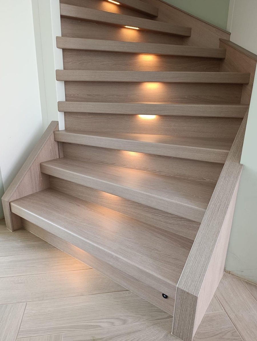 Gerenoveerde trap met houtlook en verlichting