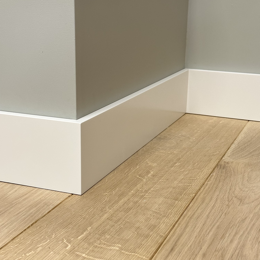 Hoge witte plinten met nauwkeurig afgewerkte hoeken