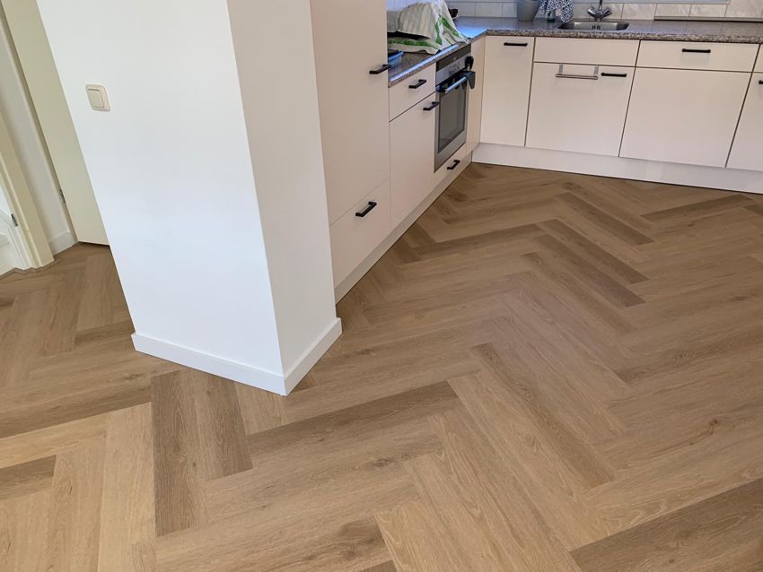 Lichte visgraatvloer in keuken en woonruimte