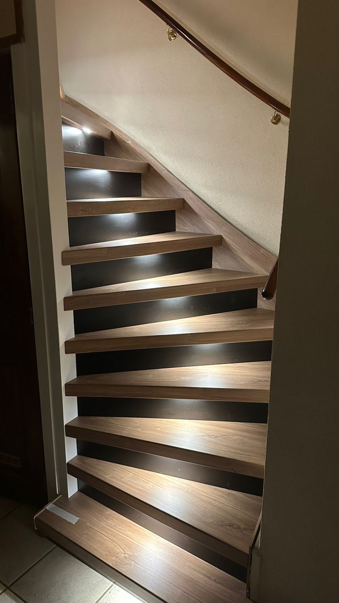 Lichte trapafwerking met donkere stootborden en LED-verlichting