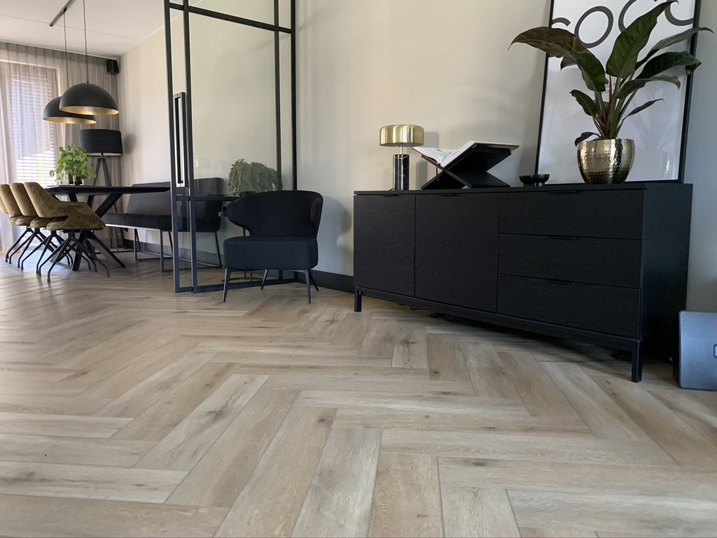 Callisto Visgraat 5201 (rigid click) Natural Oak Light gelegd in een interieur