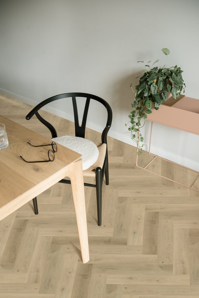 Vario Walvisgraat 5305 (rigid click) Prestige Oak Smoked Light gelegd in een interieur