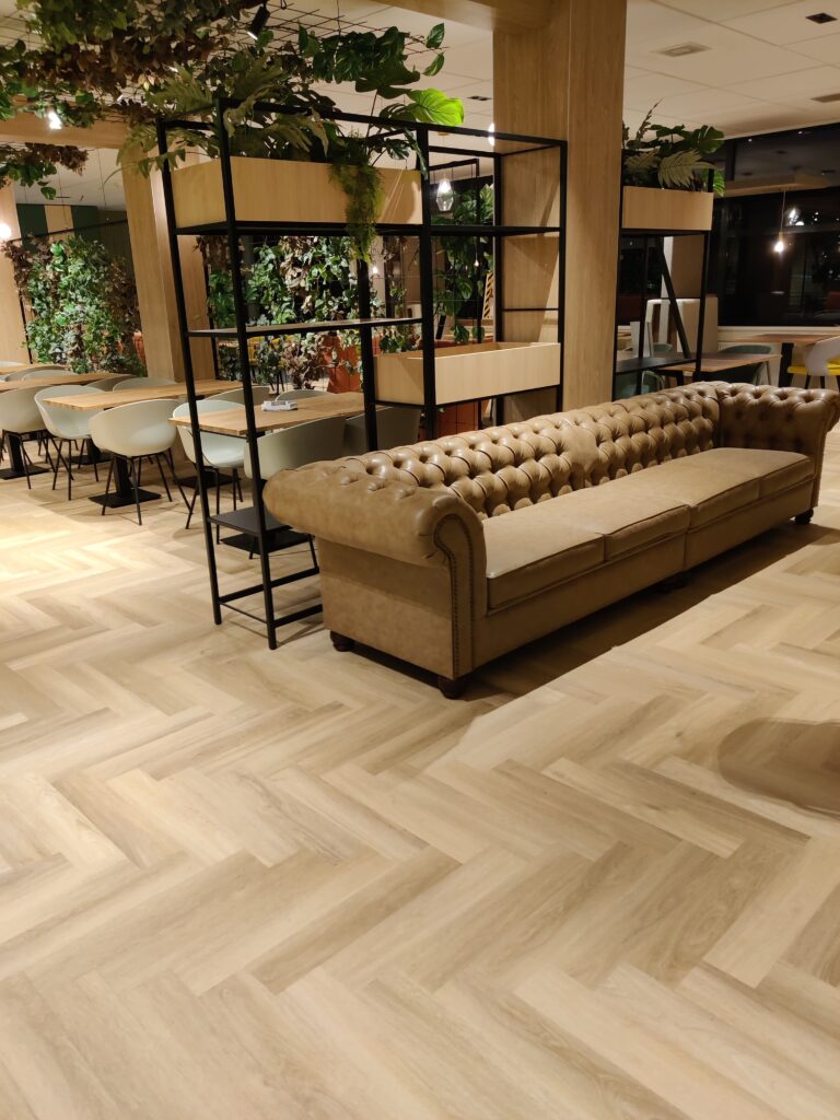 Sense VLN945 walvisgraat plak PVC gelegd in een interieur
