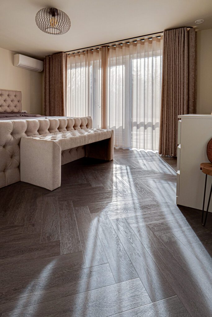 Sense VE35 visgraat plak PVC gelegd in een interieur