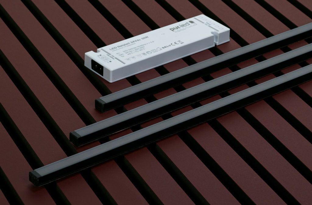 JOKA PARO-LED-Strip PLL200 warm Wit comf. 2700 K 24Vdc 3W/m Zwart 2,013 m lang